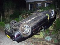 Auto crasht in tuin bij Tytsjerk