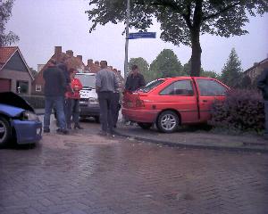 Auto belandt in tuin Surhuisterveen