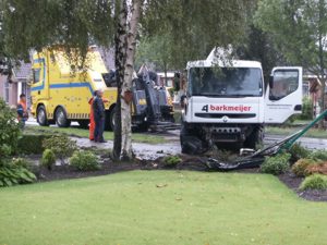 Vrachtwagen in tuin Surhuisterveen