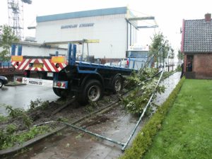 Oplegger raakt op hol in Stroobos