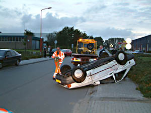 Auto over de kop in Drachten