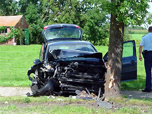 Auto ramt boom in Ureterp