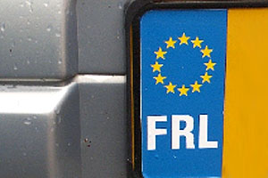 FRL-sticker op kenteken is illegaal