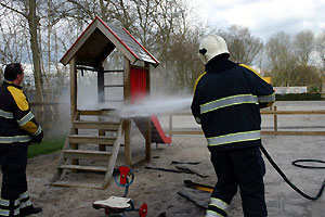 Gorredijk: speeltoestel in brand gezet