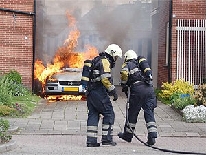 Auto brandt uit aan Woudweg Dokkum