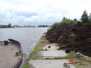 Water loswal vervuild door stort mest