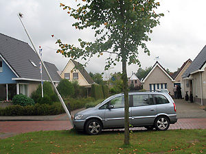 Opel rijdt lantaarnpaal net niet om
