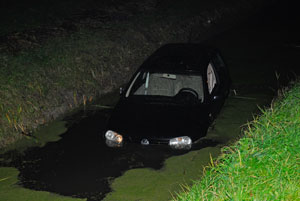 Auto in de sloot even buiten Wyns