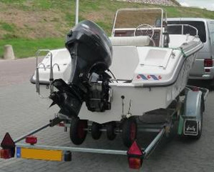 Motorboot+trailer gestolen uit loods