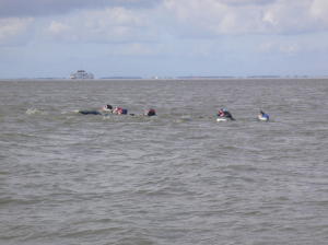 Reddingzwemmers steken wad over