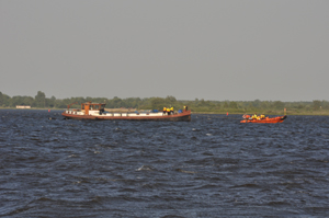 Boot op drift op het Lauwersmeer