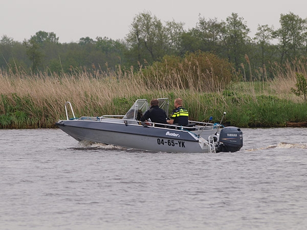 Jongen hindert onopvallende politieboot
