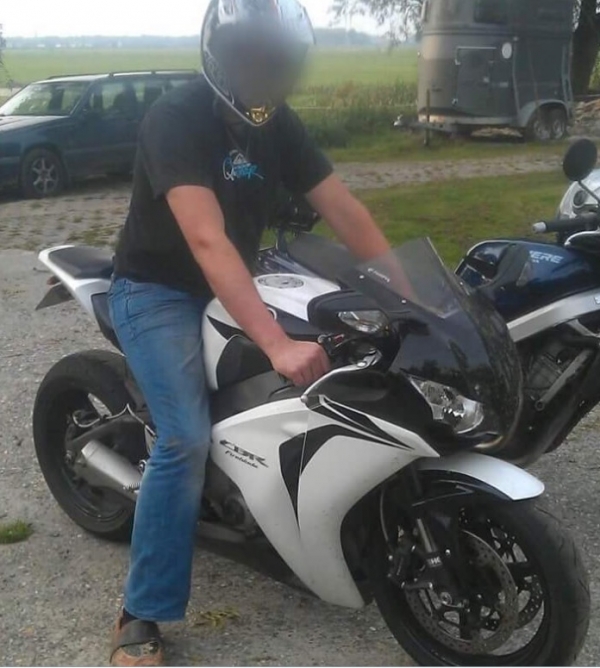 Motorfiets en gereedschap gestolen in Suwâld