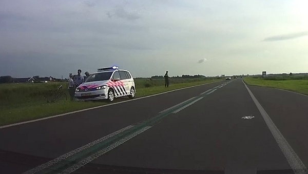 Politie haalt fietsers van Lauwersseewei