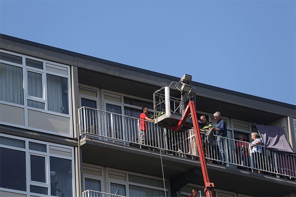 Schoonmaker blust hennepplantbrand op balkon