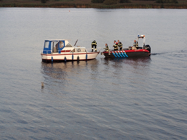 Brandweer trekt vastgelopen boot vlot