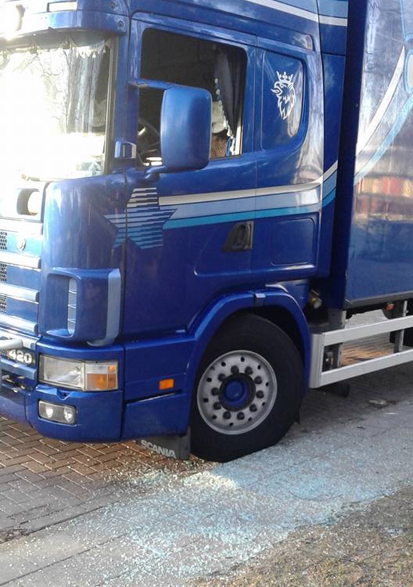 Ruit van vrachtwagen ingeslagen in Burgum