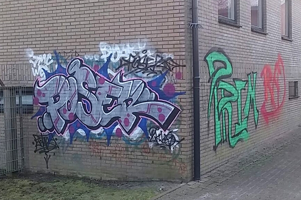Graffiti gespoten op clubgebouw VV Dokkum