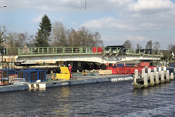 Beweegbare deel brug Skûlenboarch op transport