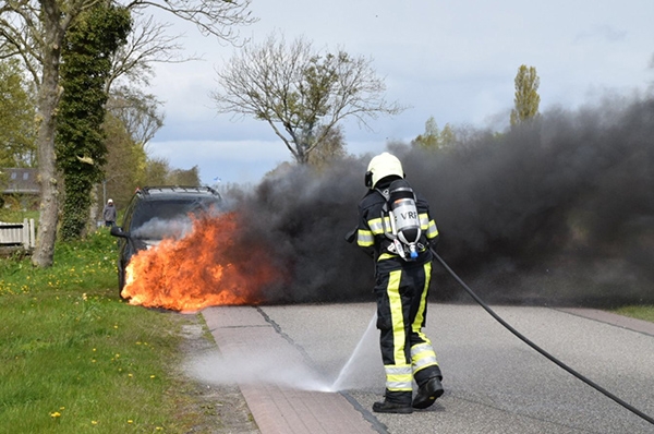 Auto vliegt in brand op Trekwei bij Driezum - Waldnet