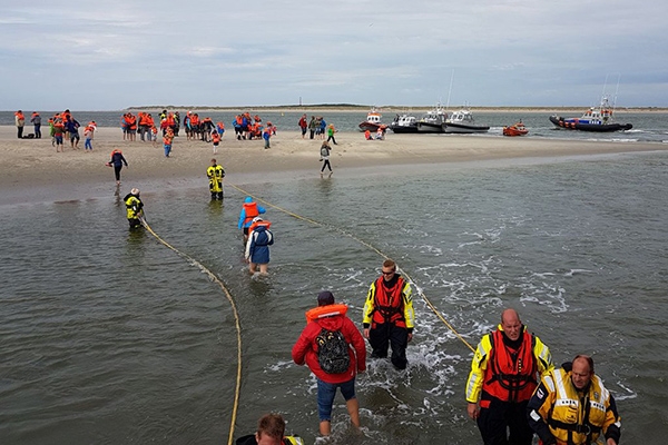 96 toeristen gered van vastgelopen boot op zee