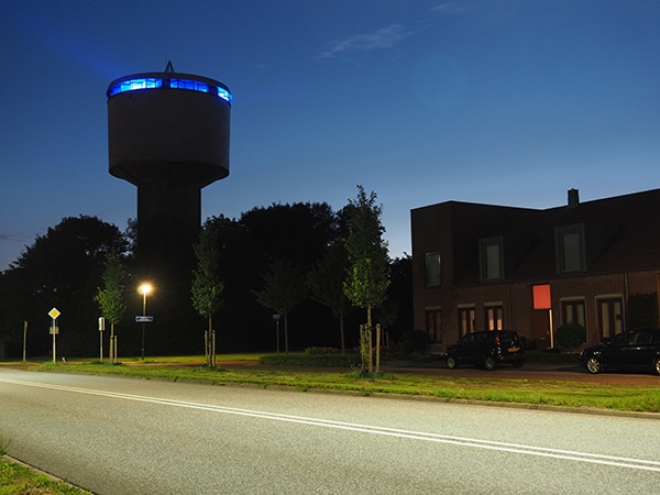 Watertoren in Dokkum staat vanaf nu in het licht