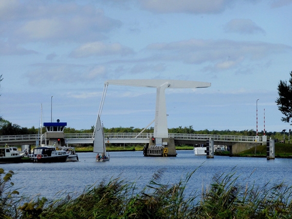 Te harde wind: Hooidamsbrug gesloten voor schepen
