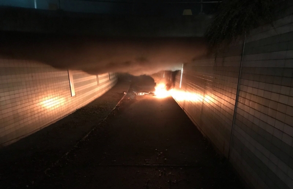 Autoband in brand gezet in fietstunnel in Harkema