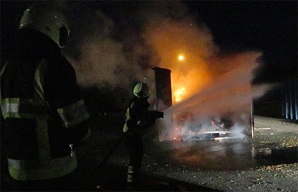 Papiercontainer in brand op loswal in Burgum
