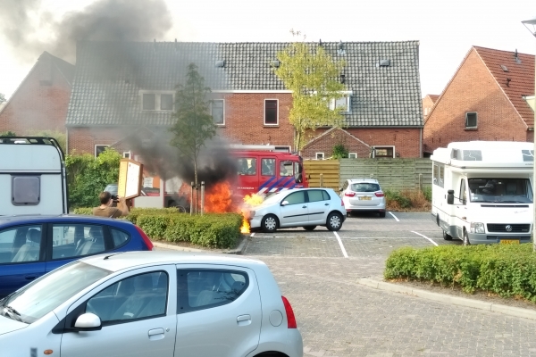 Auto uitgebrand aan Lutjebleek in Dokkum