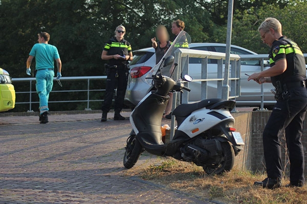 Scooterrijdster aangereden in Opeinde