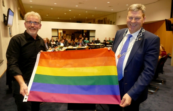 Burgemeester neemt regenboogvlag in ontvangst