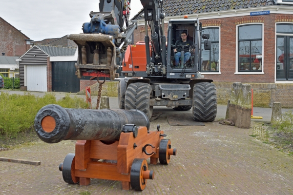 Opgeknapt kanon terug op Noorderbolwerk in Dokkum