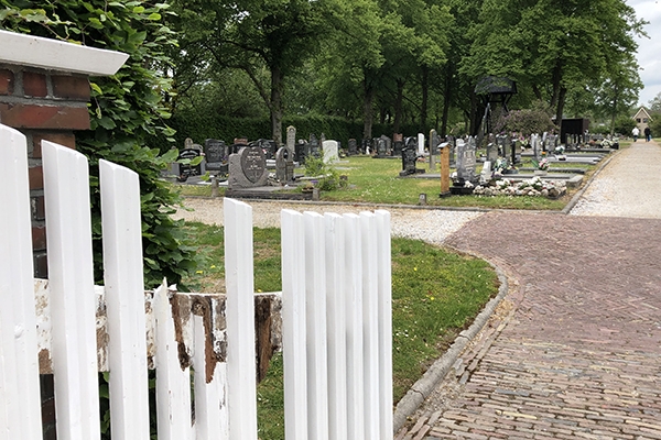 Toegangshek begraafplaats vernield