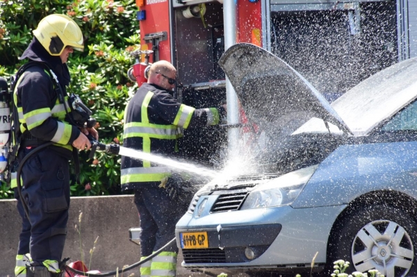 Brandweer blust autobrand op Rijksstraatweg