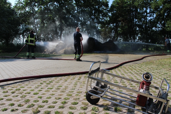 Brandweer blust brandende bult gras