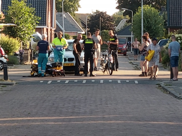 Auto in botsing met bromfiets in Drogeham