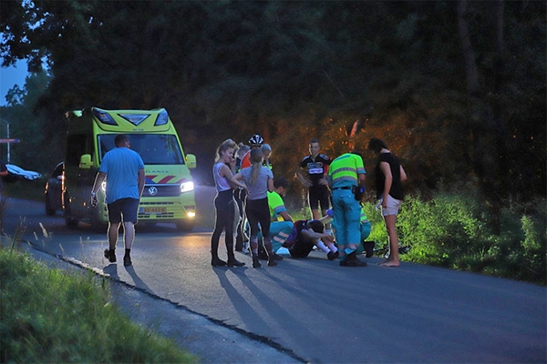 Wielrenner gewond na val in Drachtstercompagnie