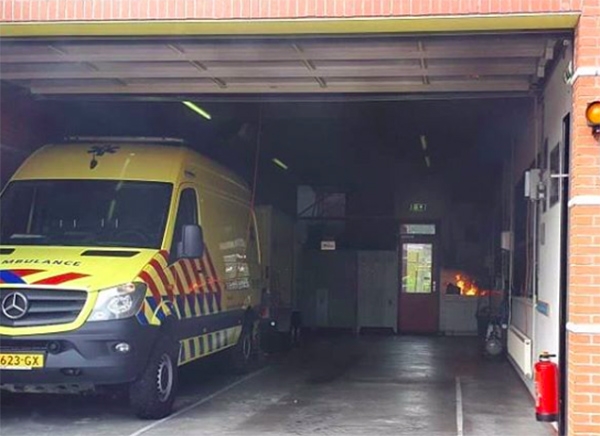 Brandweer blust brand in ambulancepost