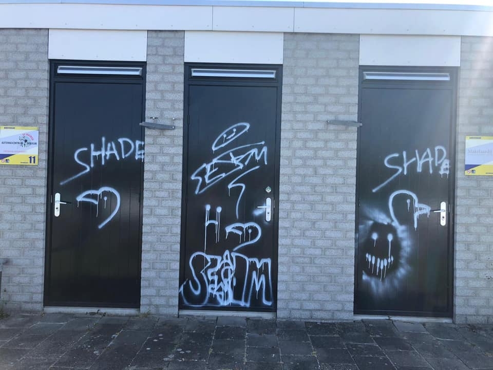 Vandalen spuiten graffiti bij voetbalclub
