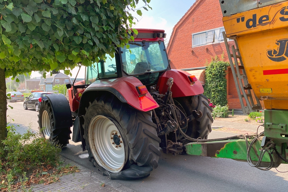 Klapband voor tractor op Burgumerdaam