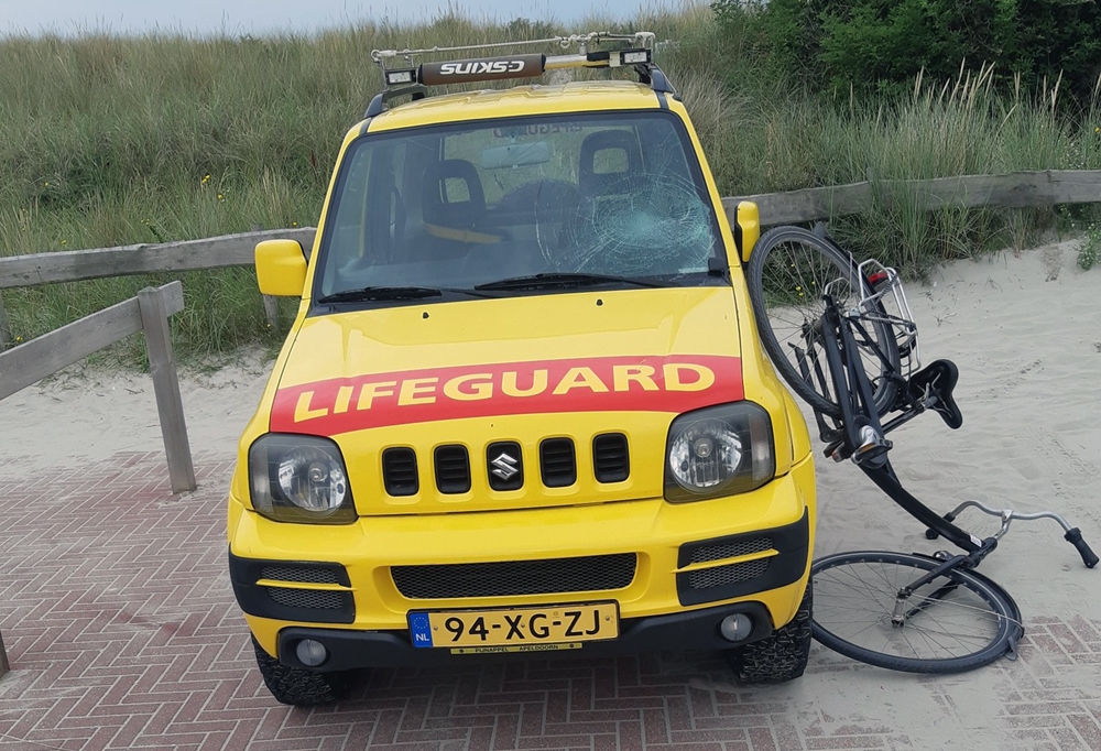 Politiebureau en lifeguard auto vernield op Ameland