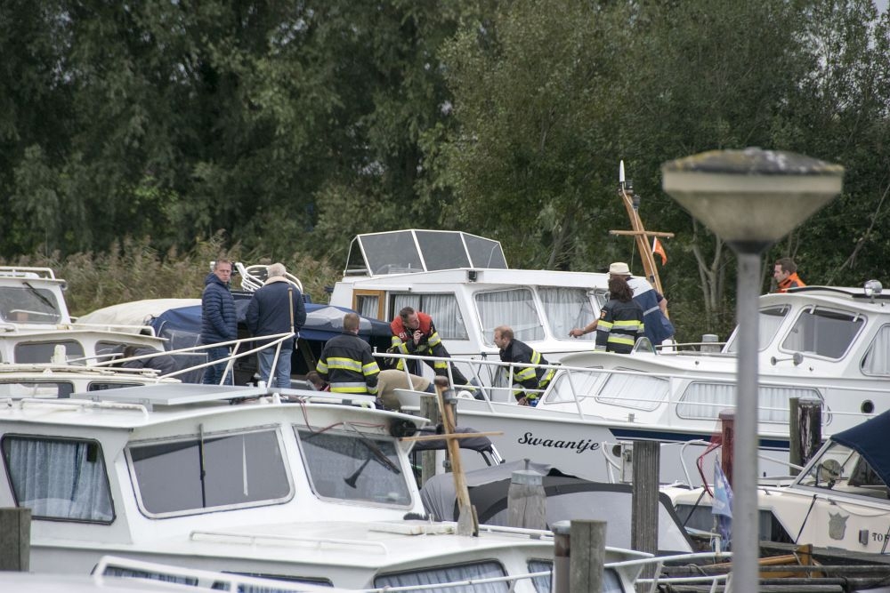 Brandweer pompt boot leeg in Westergeest