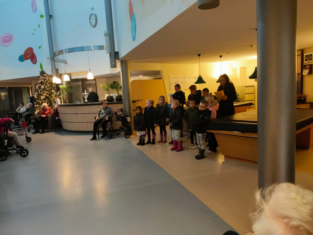 Kinderen zingen voor bewoners in zorgcentrum