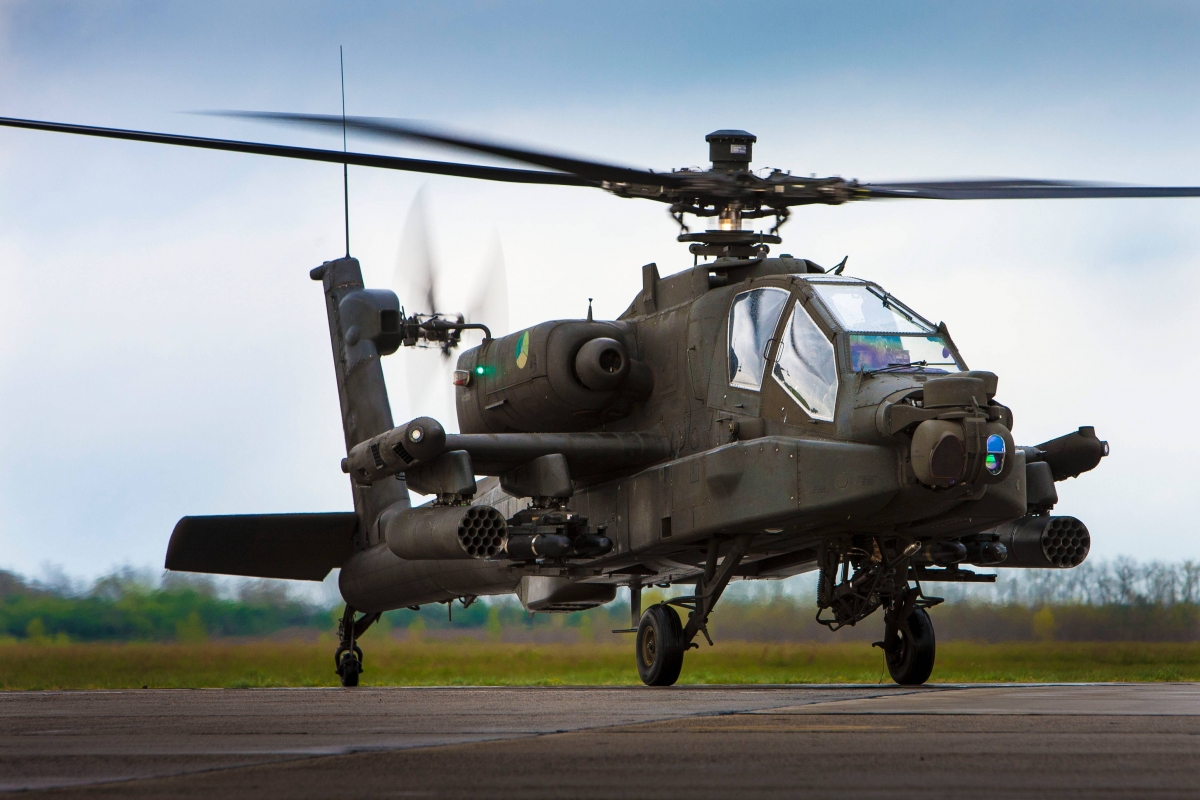 Apache helikopters trainen in Noord-Nederland