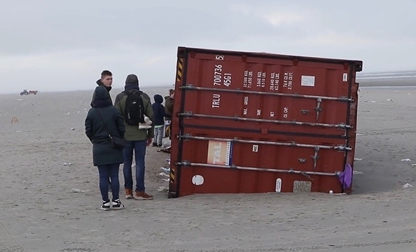 Containerschip verliest 5 containers op zee