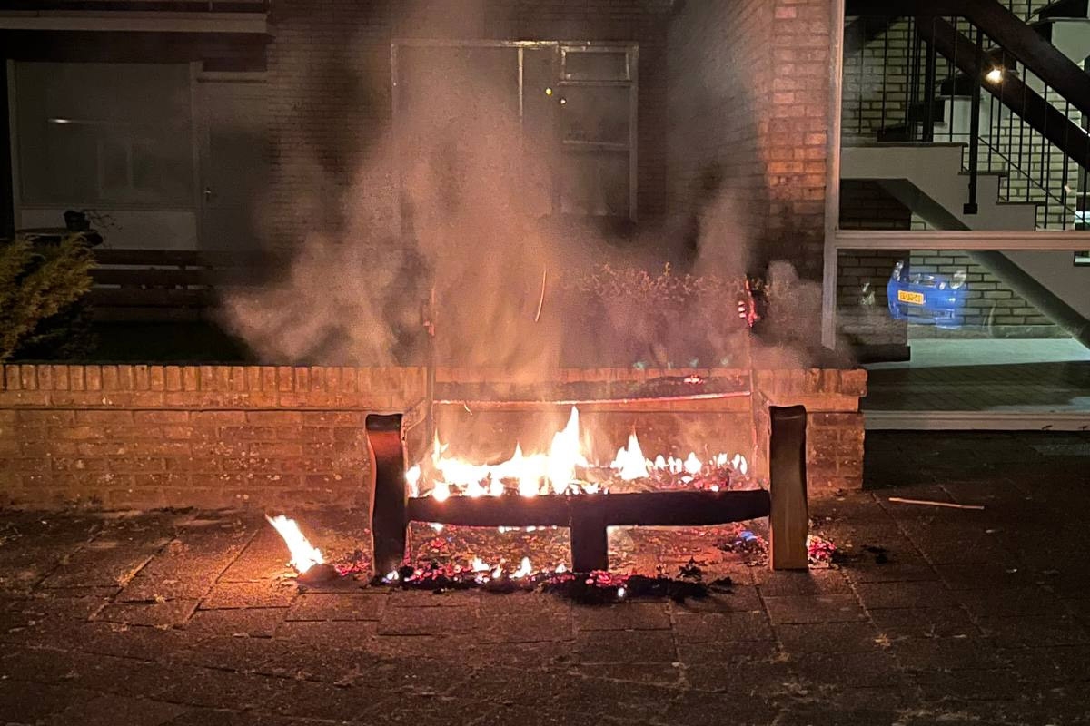 Bankstel gaat in vlammen op in Burgum