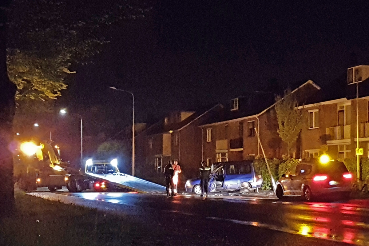 Automobilist (19) ramt lantaarnpaal in Drachten
