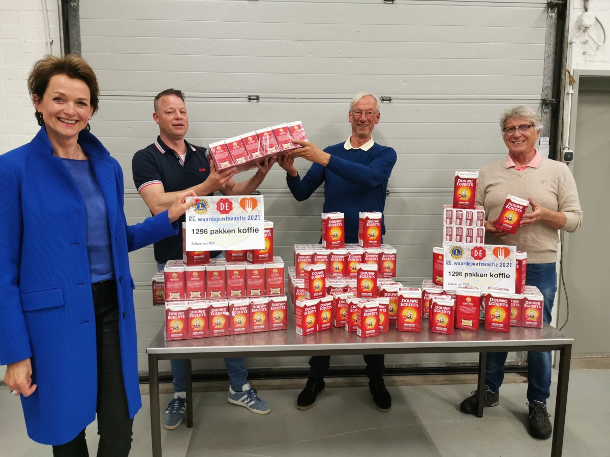 Lions doneren 1296 pakken koffie aan Voedselbank