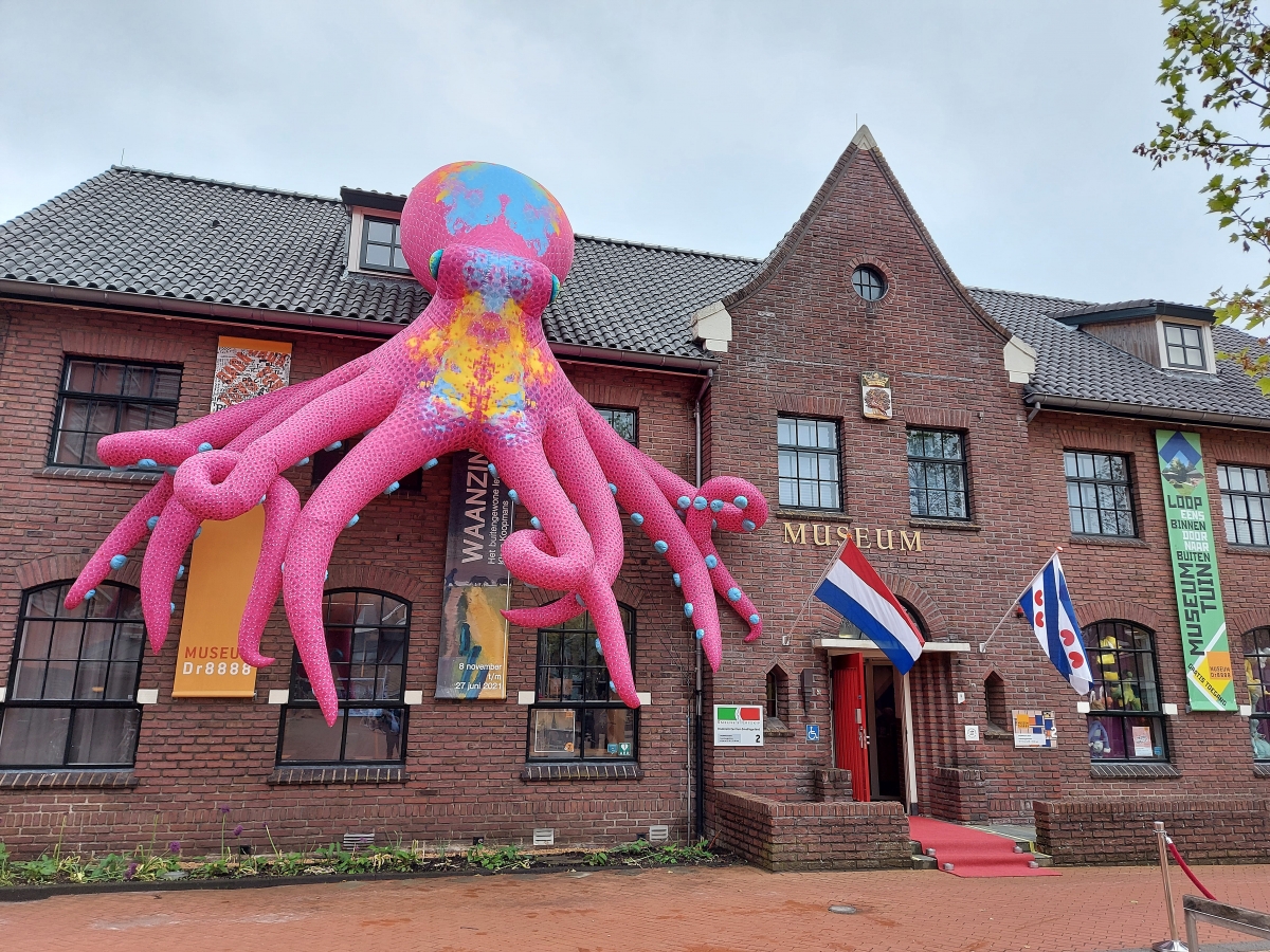 Grote octopus aan voorgevel Museum Dr8888